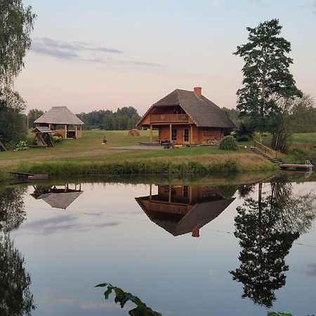 Brivdienu Maja Ar Pirti "Strautkalni" Ieriki ภายนอก รูปภาพ
