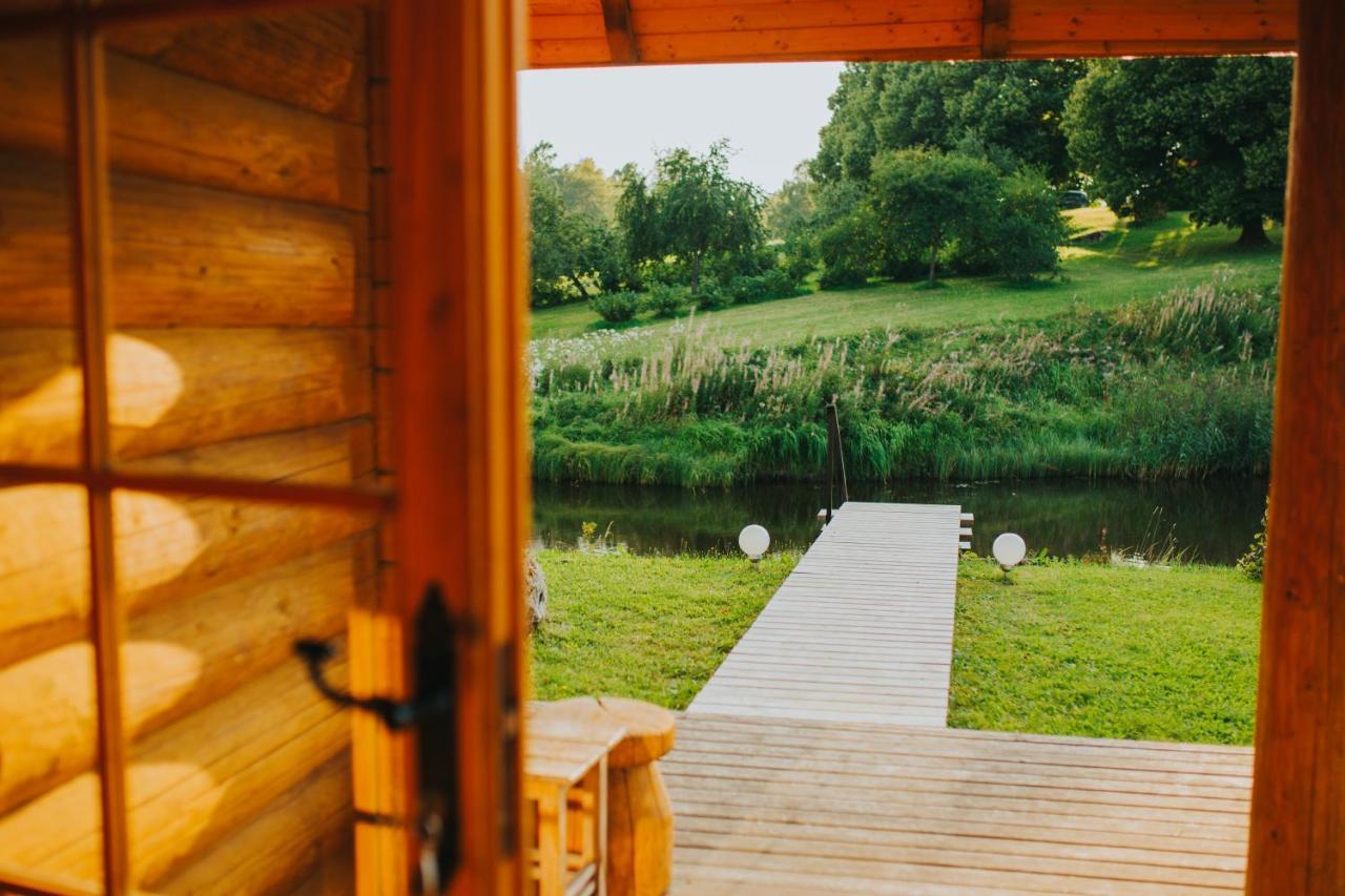 Brivdienu Maja Ar Pirti "Strautkalni" Ieriki ภายนอก รูปภาพ